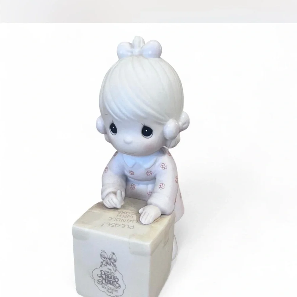 1987 Precious Moments Symbol of Membership ‘Sharing is Universal’ figurine
